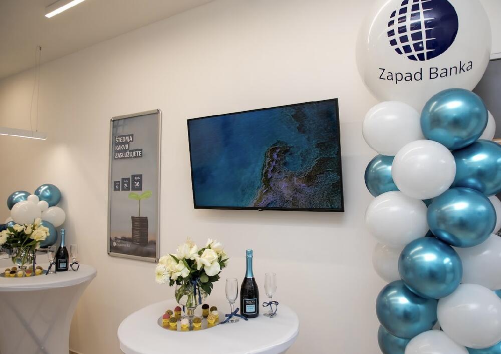 <p>Zapad banka AD Podgorica otvorila je vrata nove filijale u Kotoru na adresi - Put prvoboraca 201, u naselju Škaljari.</p>