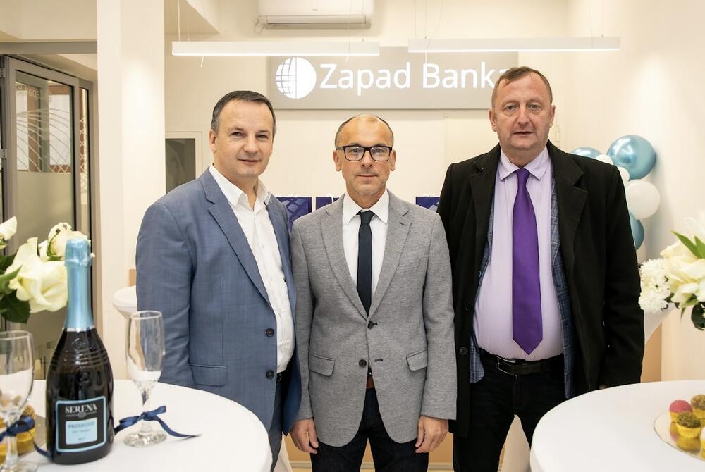 <p>Zapad banka AD Podgorica otvorila je vrata nove filijale u Kotoru na adresi - Put prvoboraca 201, u naselju Škaljari.</p>