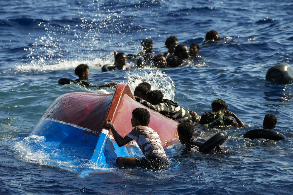 Migranti pored broda koji se prevrnuo južno od Lampeduze u avgustu 2022.
