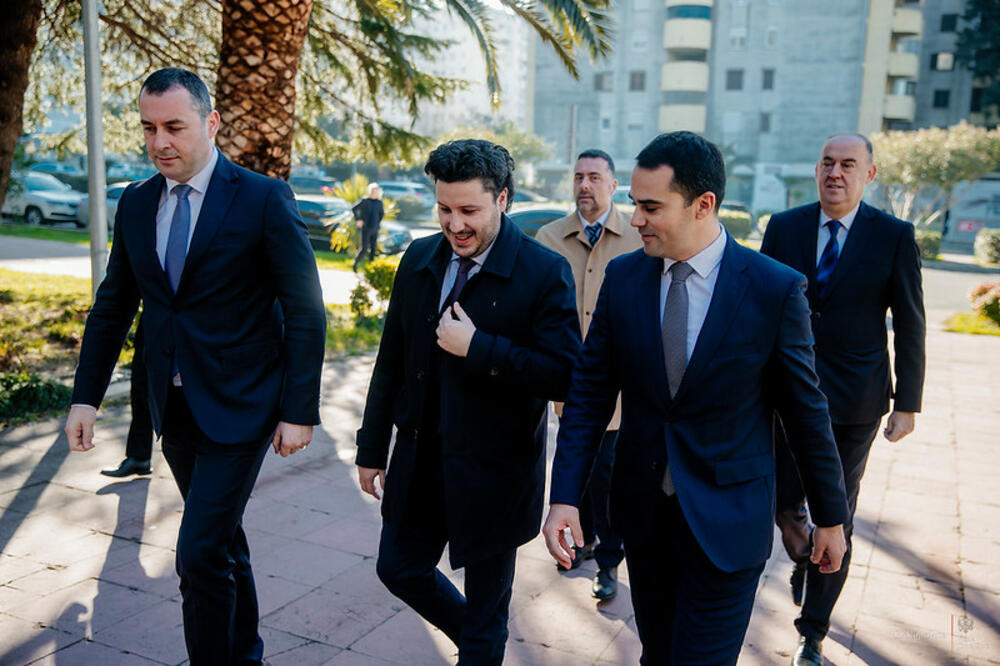 Raičević sa Abazovićem i ministrima danas u Baru, Foto: Vlada Crne Gore