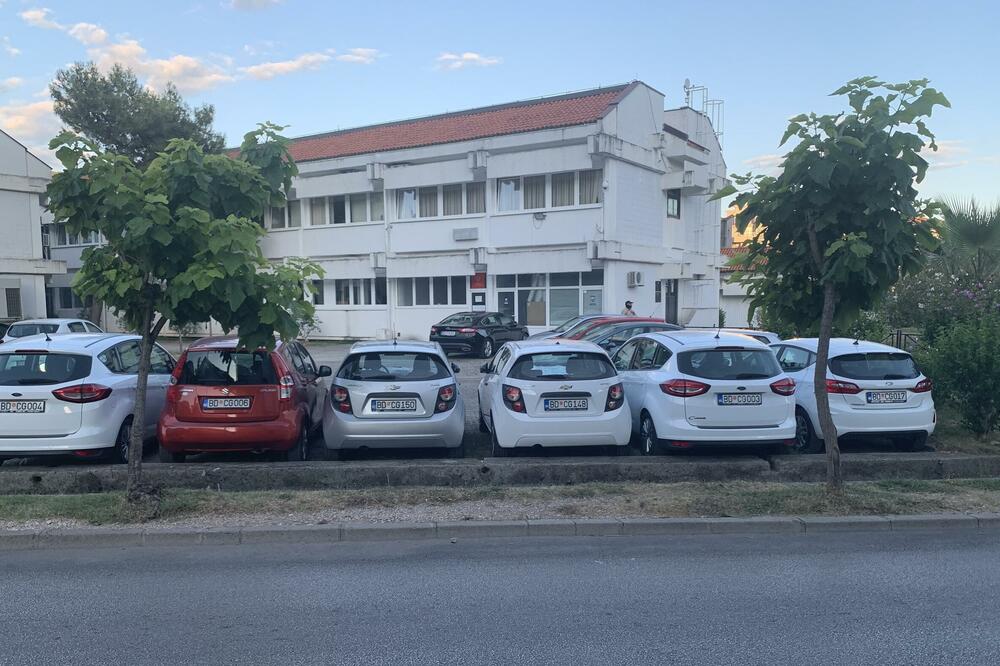 Službena auta na parkingu Opštine Budva, Foto: Vuk Lajović