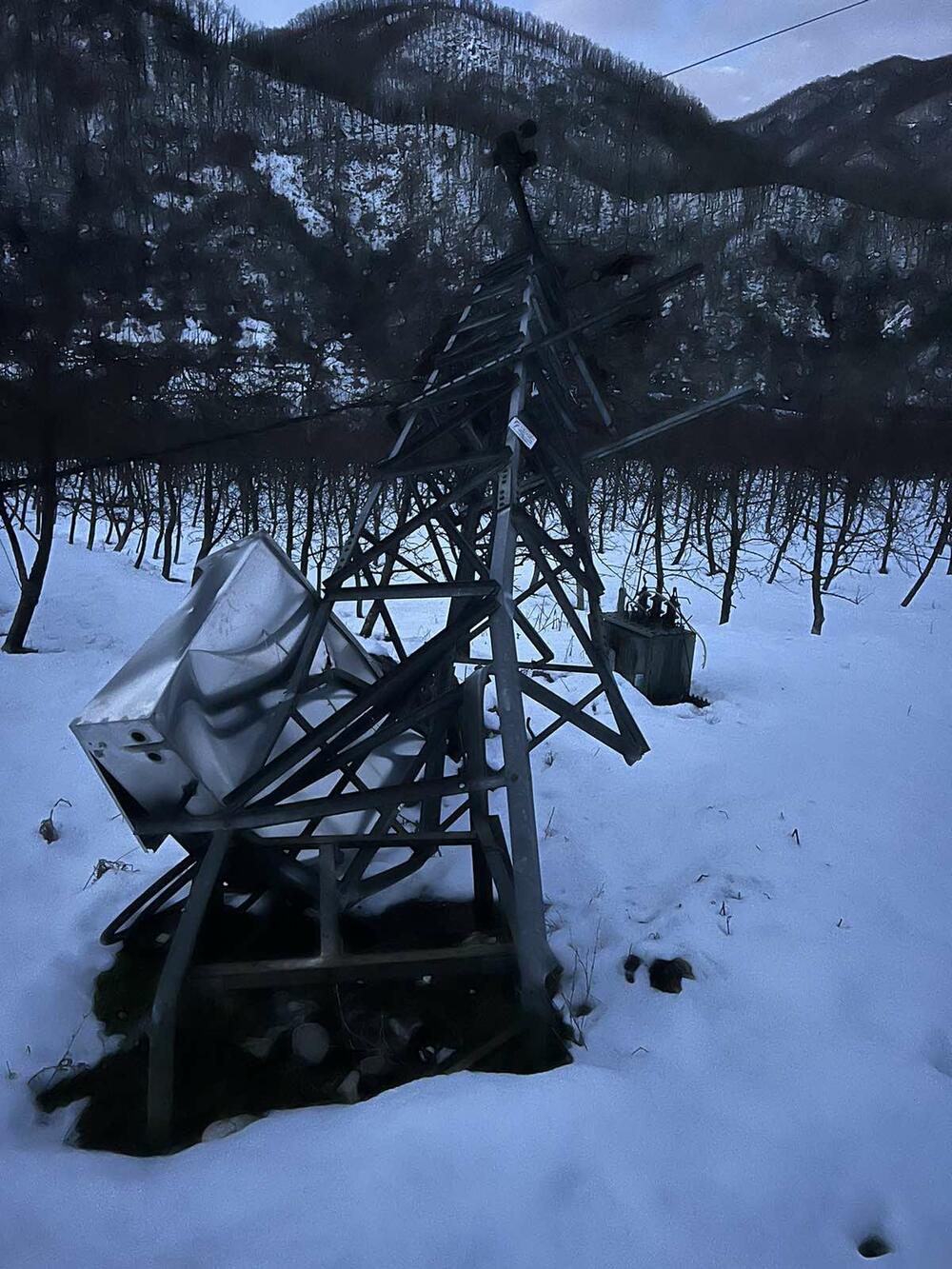 <p>Na nivou svih regiona havarisana su 174 stuba, od kojih je 78 dalekovodnih, kao i dvije stubne trafostanice</p>