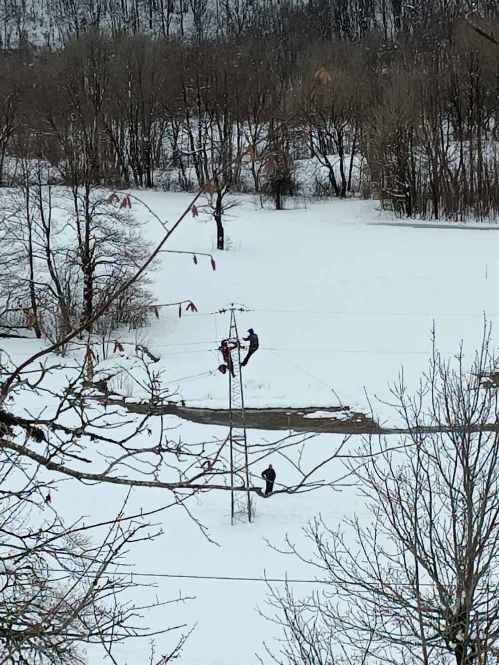 <p>Na nivou svih regiona havarisana su 174 stuba, od kojih je 78 dalekovodnih, kao i dvije stubne trafostanice</p>