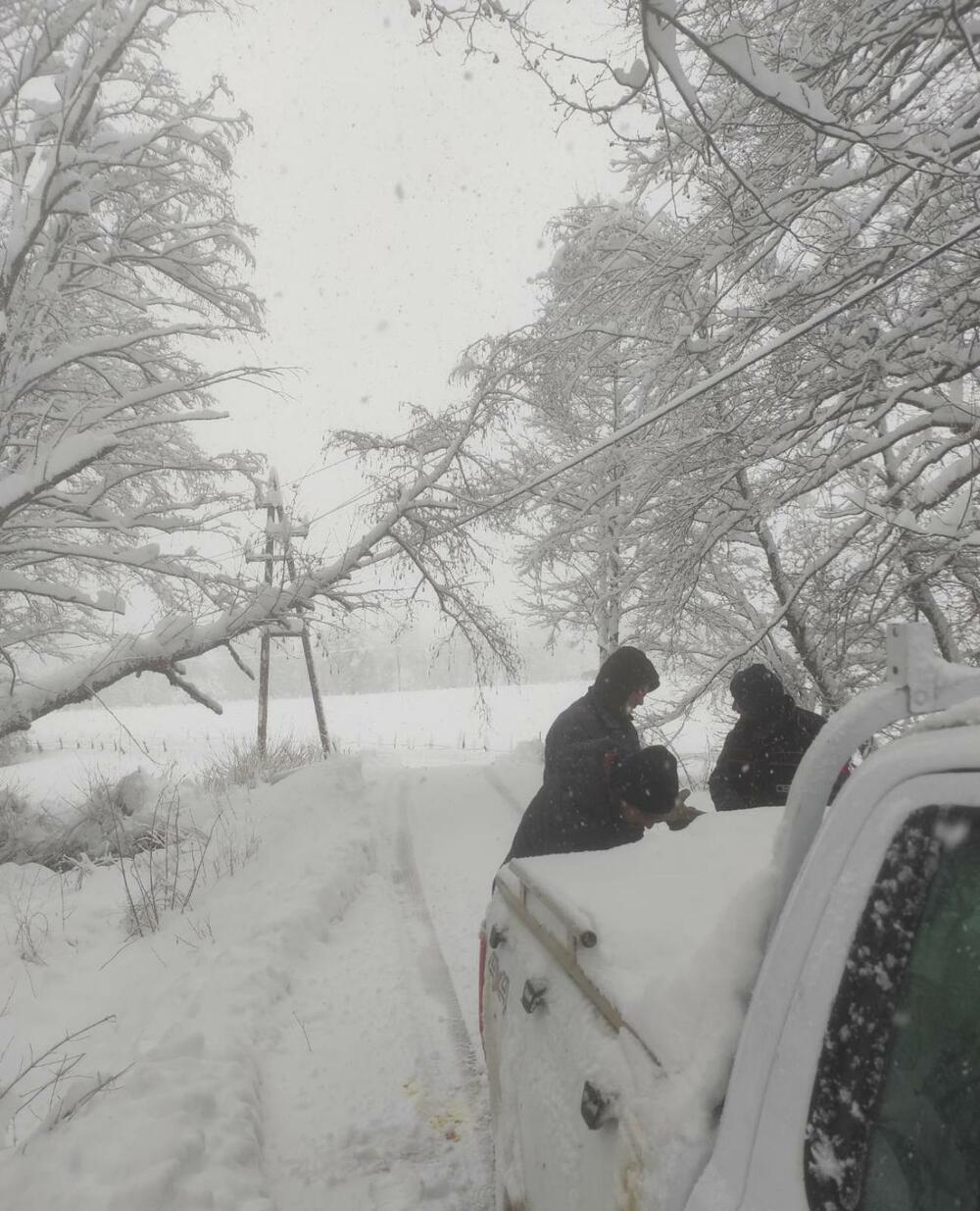 <p>Na nivou svih regiona havarisana su 174 stuba, od kojih je 78 dalekovodnih, kao i dvije stubne trafostanice</p>