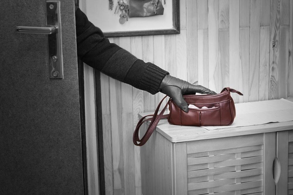 Podgoričanin osumnjičen za tešku krađu i zloupotrebu kreditne...