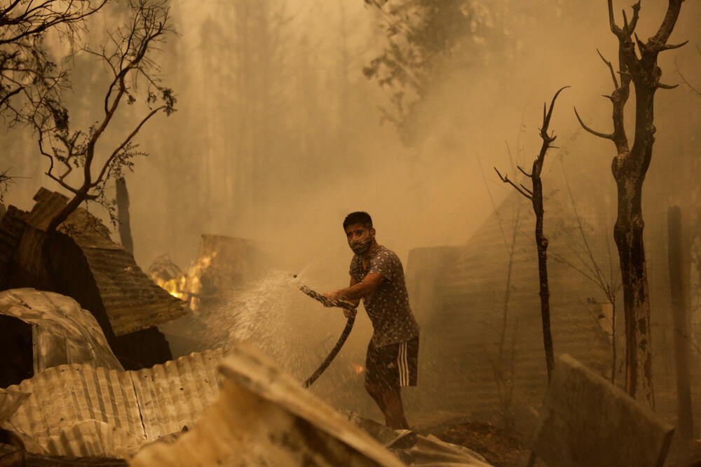 <p>Širom Čilea 151 šumski požar zahvatio je površinu na više od 14.000 hektara. Većina požara je u regionima Biobio i Nuble, gdje je vlada proglasila vanredno stanje</p>