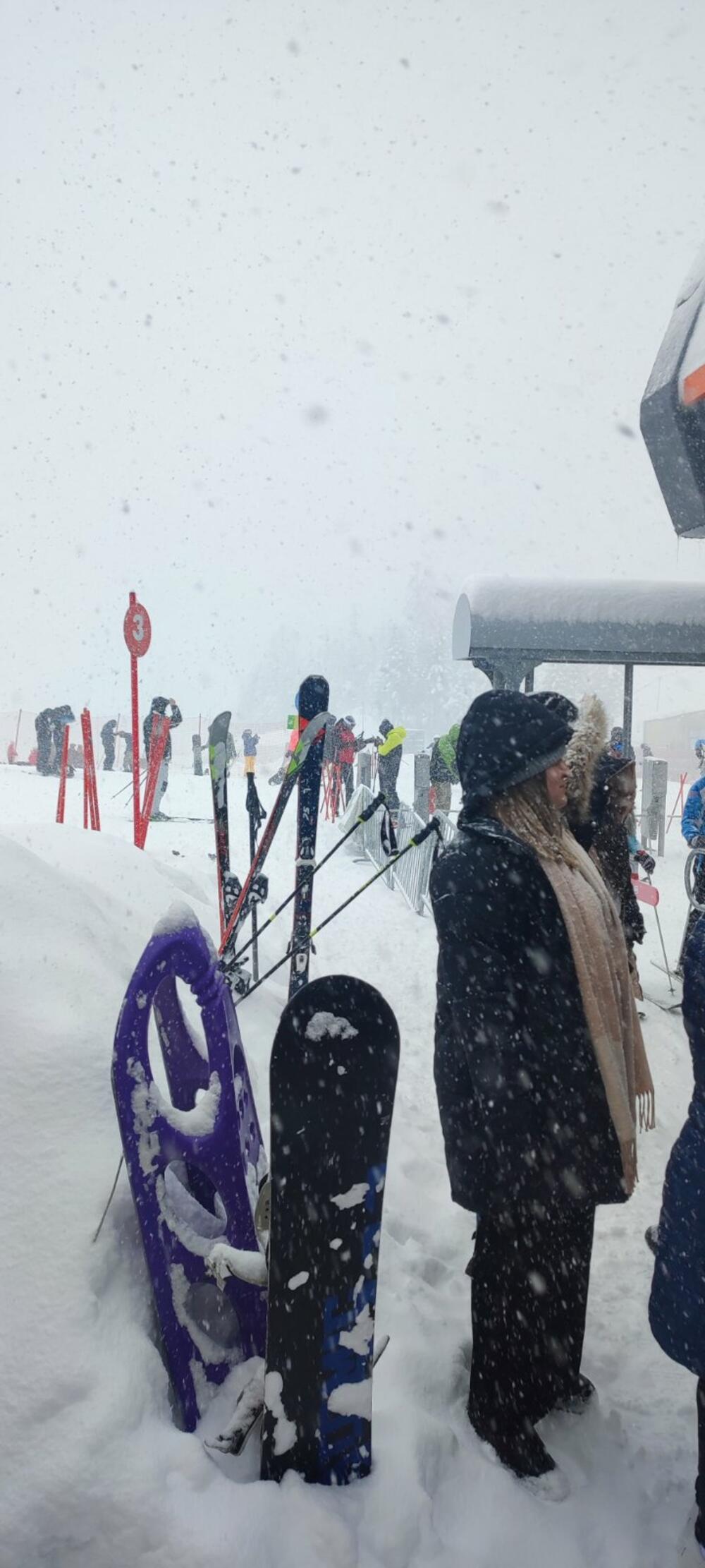 <p>Na državnom skijalištu Kolašin 1600 zadovoljni su posjetom, ali i činjenicom da se do ski-staza danas stiže bez čekanja u kolonama na putu. Objašnjavaju kako je danas na terenu i Komunalna policija, kao i veći broj službenika policije</p>