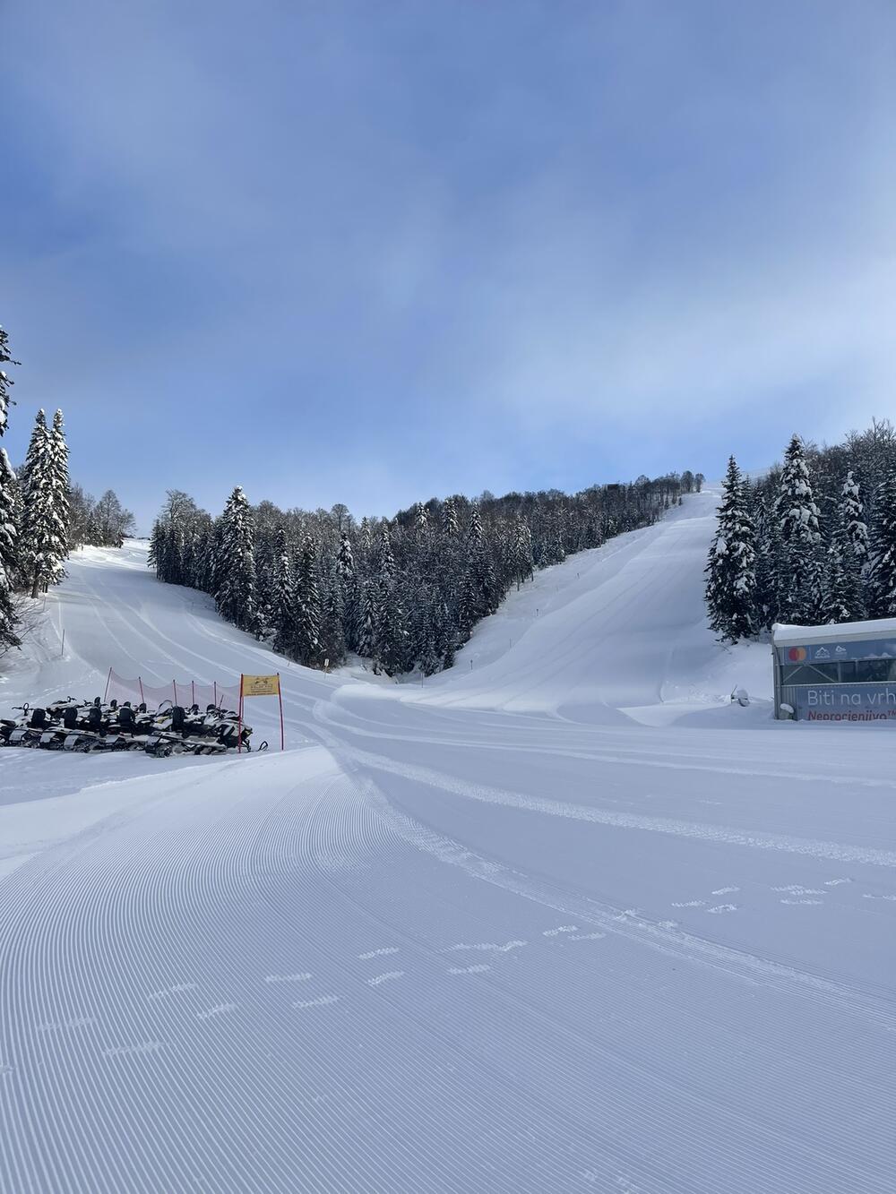 <p>Na državnom skijalištu Kolašin 1600 zadovoljni su posjetom, ali i činjenicom da se do ski-staza danas stiže bez čekanja u kolonama na putu. Objašnjavaju kako je danas na terenu i Komunalna policija, kao i veći broj službenika policije</p>