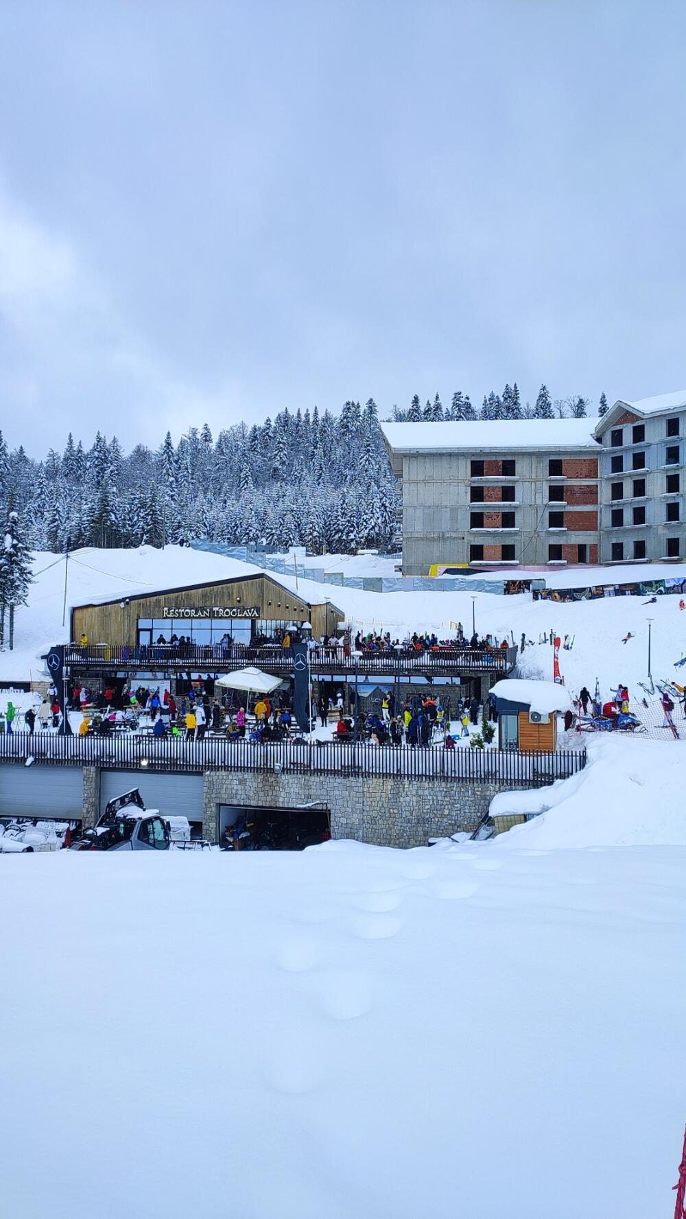 <p>Na državnom skijalištu Kolašin 1600 zadovoljni su posjetom, ali i činjenicom da se do ski-staza danas stiže bez čekanja u kolonama na putu. Objašnjavaju kako je danas na terenu i Komunalna policija, kao i veći broj službenika policije</p>