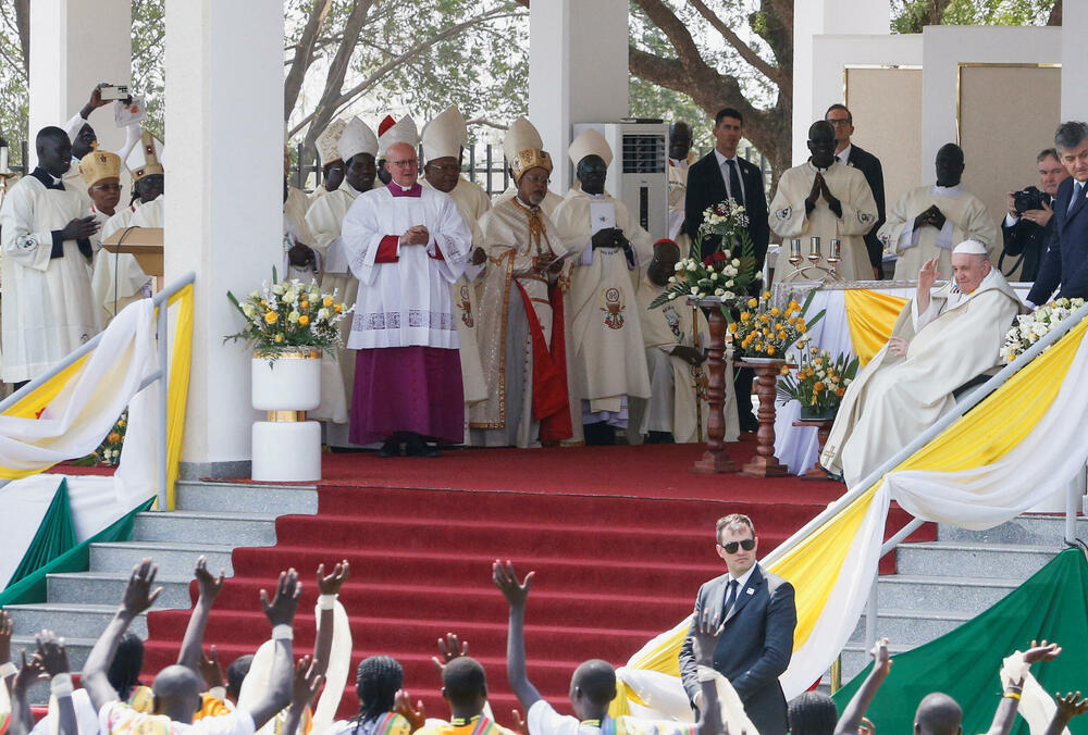 <p>"Položimo oružje mržnje i osvete... nadvladajmo te antipatije i neprijateljstva koji su vremenom postali hronični i koji mogu da suprotstave plemena i etničke zajednice", rekao je papa pred oko 70.000 vjernika</p>  <div contenteditable="false" tabindex="-1"> </div>