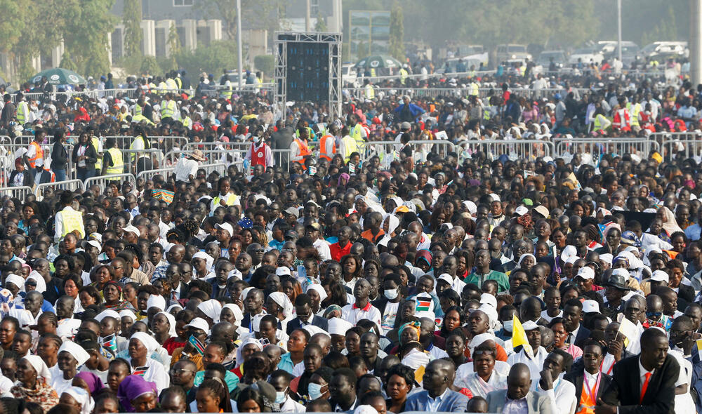 <p>"Položimo oružje mržnje i osvete... nadvladajmo te antipatije i neprijateljstva koji su vremenom postali hronični i koji mogu da suprotstave plemena i etničke zajednice", rekao je papa pred oko 70.000 vjernika</p>  <div contenteditable="false" tabindex="-1"> </div>