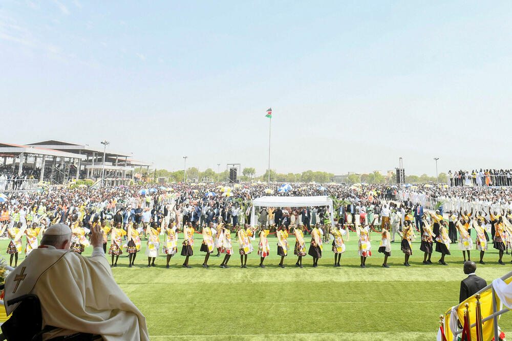 <p>"Položimo oružje mržnje i osvete... nadvladajmo te antipatije i neprijateljstva koji su vremenom postali hronični i koji mogu da suprotstave plemena i etničke zajednice", rekao je papa pred oko 70.000 vjernika</p>  <div contenteditable="false" tabindex="-1"> </div>