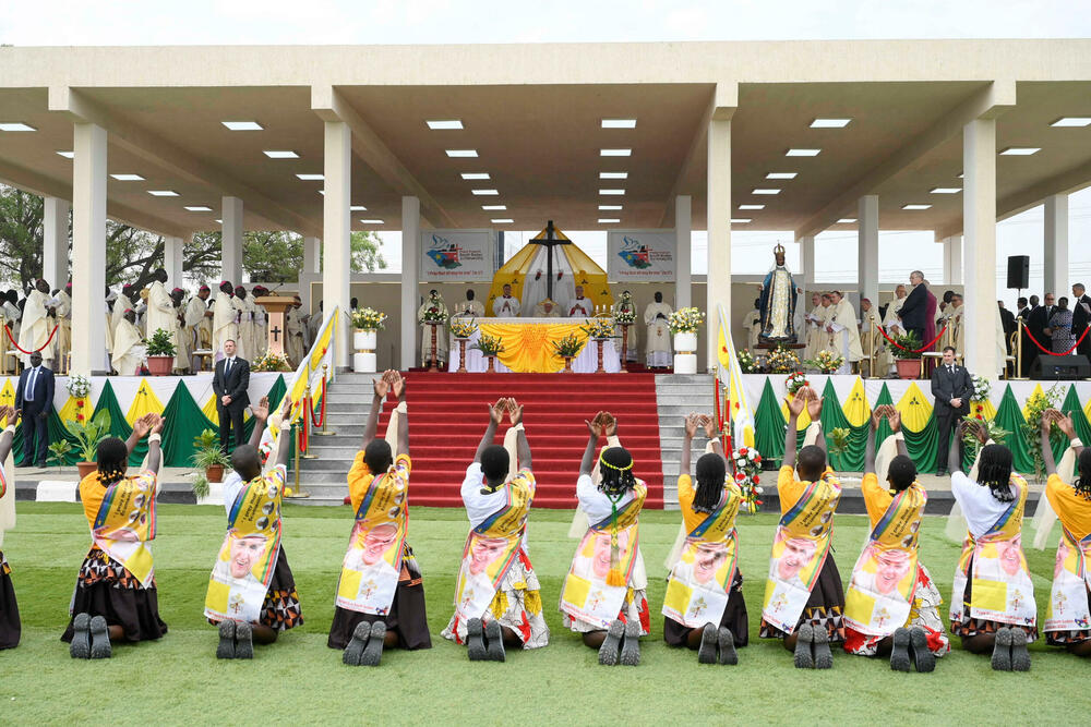 <p>"Položimo oružje mržnje i osvete... nadvladajmo te antipatije i neprijateljstva koji su vremenom postali hronični i koji mogu da suprotstave plemena i etničke zajednice", rekao je papa pred oko 70.000 vjernika</p>  <div contenteditable="false" tabindex="-1"> </div>