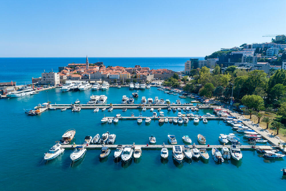 Luka Budva podno starogradskih bedema, Foto: Dukley marina