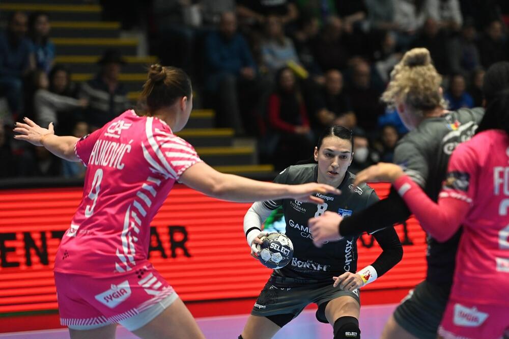 Đurđina Jauković i Kristina Neagu na današnjem meču, Foto: EHF
