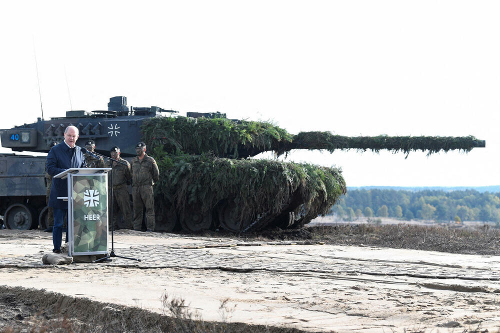 Olaf Šolc pored tenka “Leopard 2” u vojnoj bazi u Bergenu u oktobru 2022, Foto: Rojters