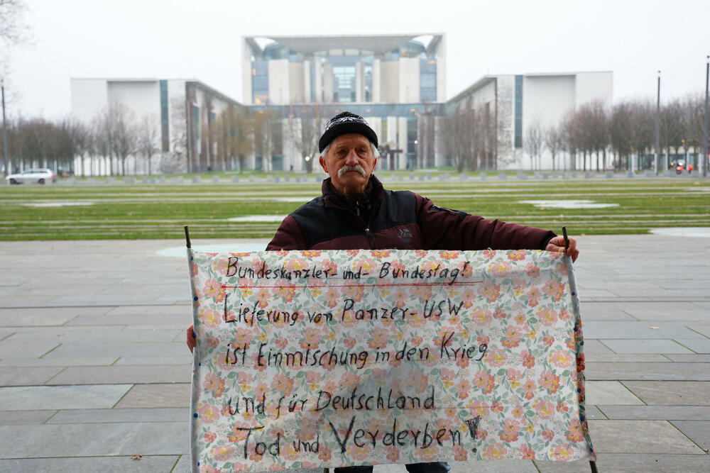 Hajnc Helbig, 83, ispred zgrade vlade u Berlinu drži natpis na kojem piše: “Kancelaru i donji dome parlamenta! Isporuka tenkova je miješanje u rat i smrt i znači uništenje za Njemačku!