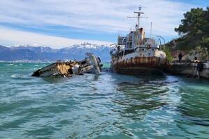 Potonula dva vojna broda u Boki, "Jadran" ponovo oštećen u Baru