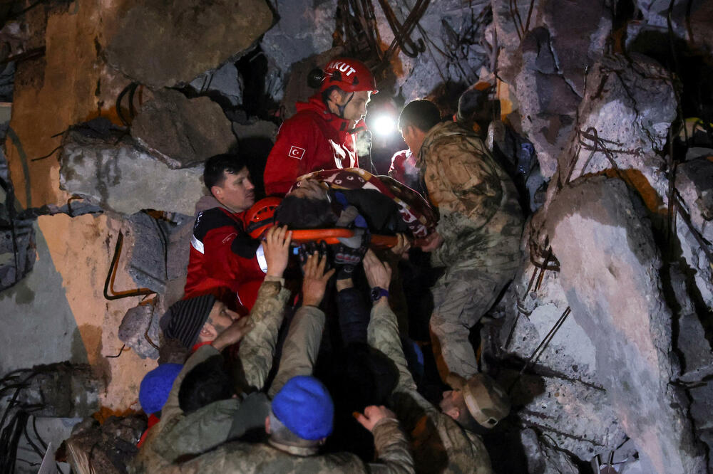 Izvlačenje povrijeđenog iz ruševina u Iškanderunu u Turskoj, Foto: Rojters