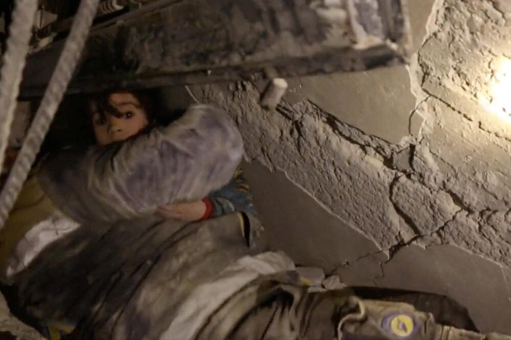 Djevojčica Nur je spasena iz ruševina u sirijskom gradu Džandarisu, Foto: WHITE HELMETS