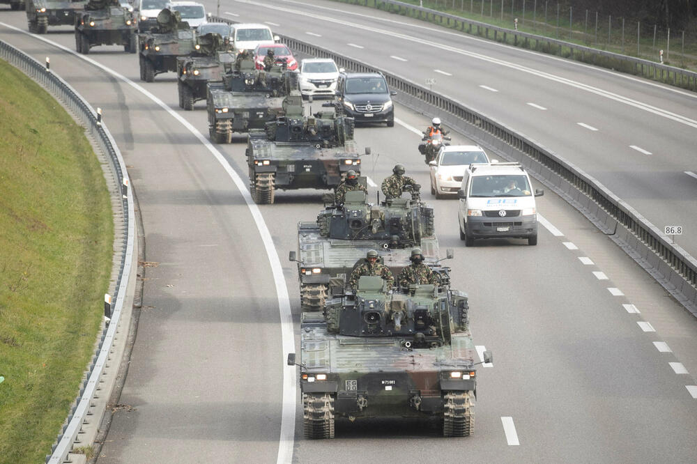 Oklopna vozila švajcarske vojske tokom vježbe u novembru 2022., Foto: Rojters