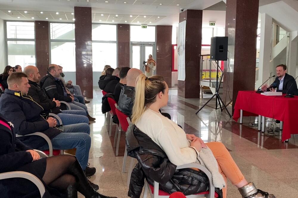 Kovačević sa predstavnicima mladih pljevaljskih porodica, Foto: Goran Malidžan