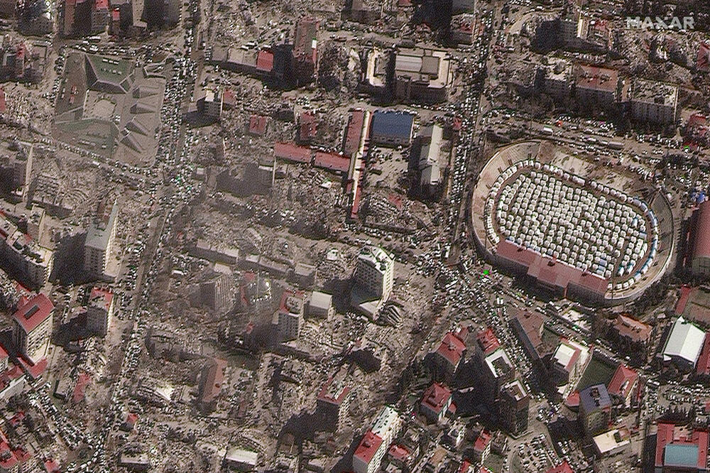 Uništene zgrade i privremeni smještaj na stadionu u turskom Kahramanmarašu, Foto: Reuters