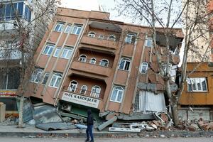 Zgrade u Turskoj padale kao kule od karata, raste bijes među...