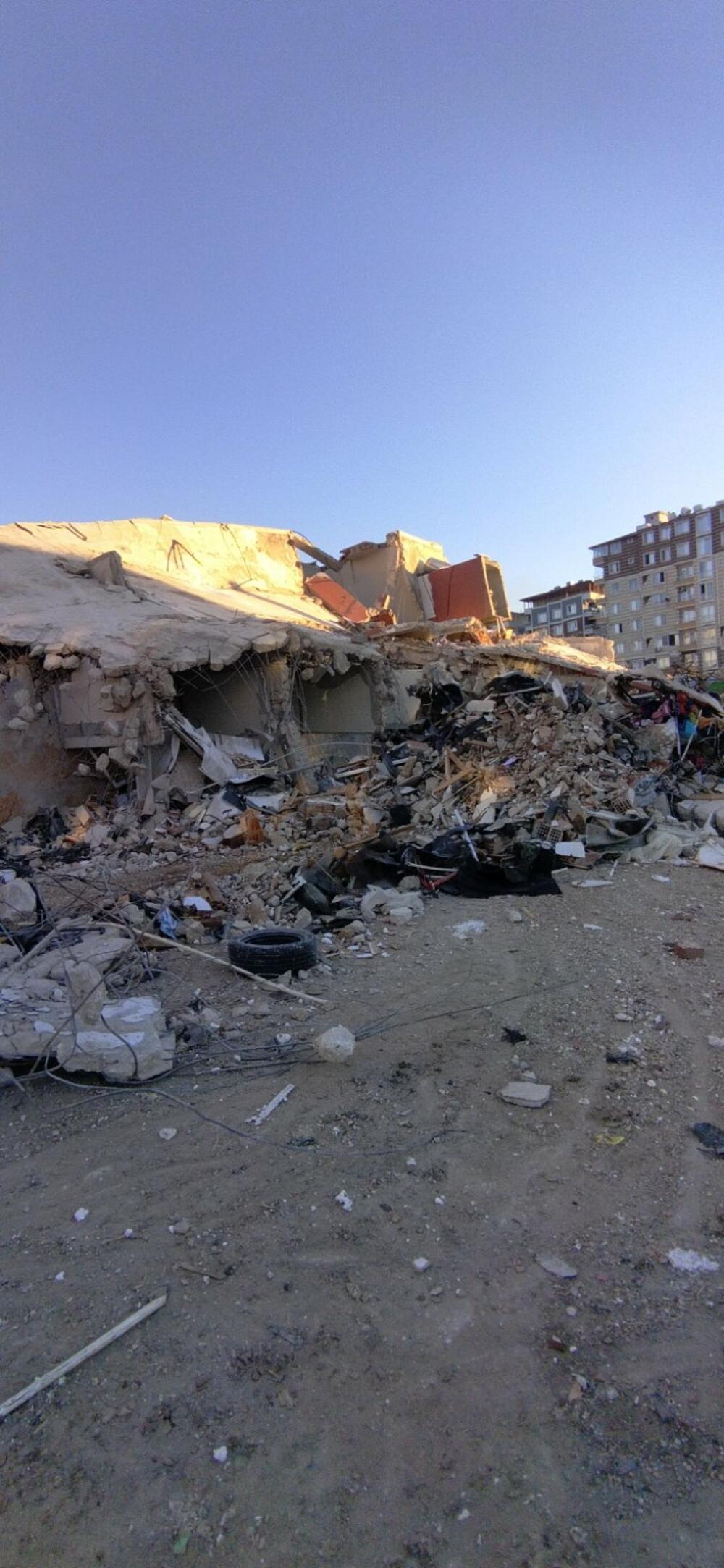 <p>Shodno tome kakva je ovdje situacija, a apokaliptična je, sve je u redu i ne žalimo se ni na šta, jer smo tu da pomognemo i nema mjesta za komfor", rekao je Žižić</p>