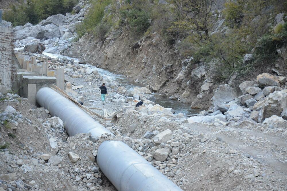 Na albanskom dijelu, u Cijevnu davno položene cijevi, Foto: Damira Kalač