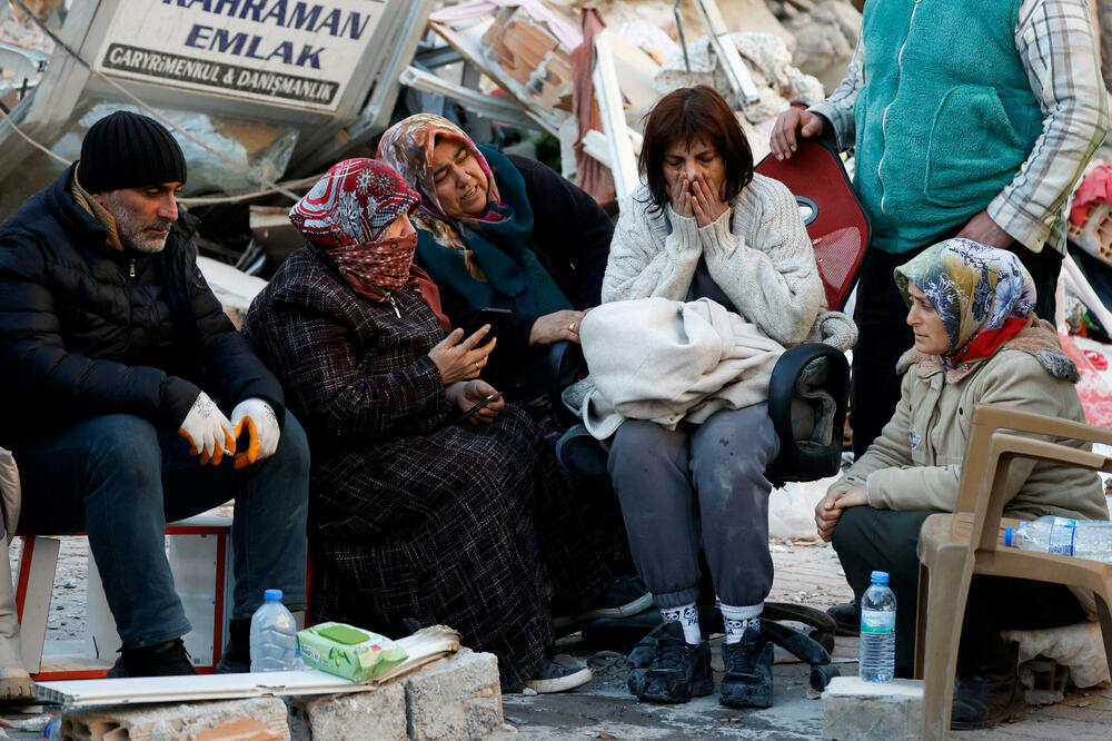 Građani pored srušene zgrade u gradu Kirikan u Turskoj, Foto: Rojters