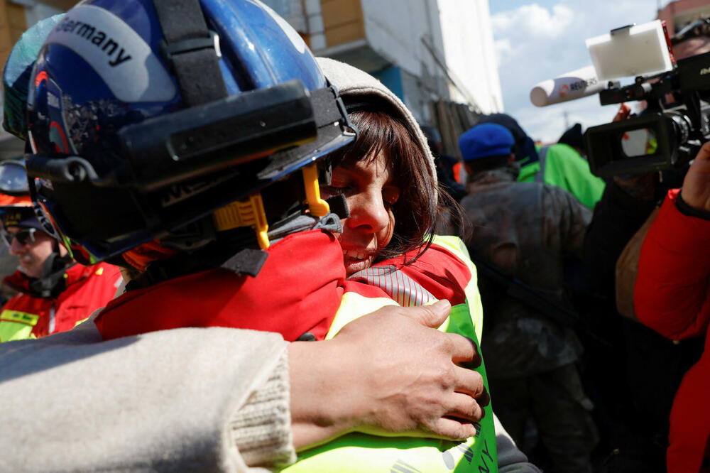 Sestra Zejnep Kahraman zahvaljuje spasiocima u Turskoj, Foto: Reuters