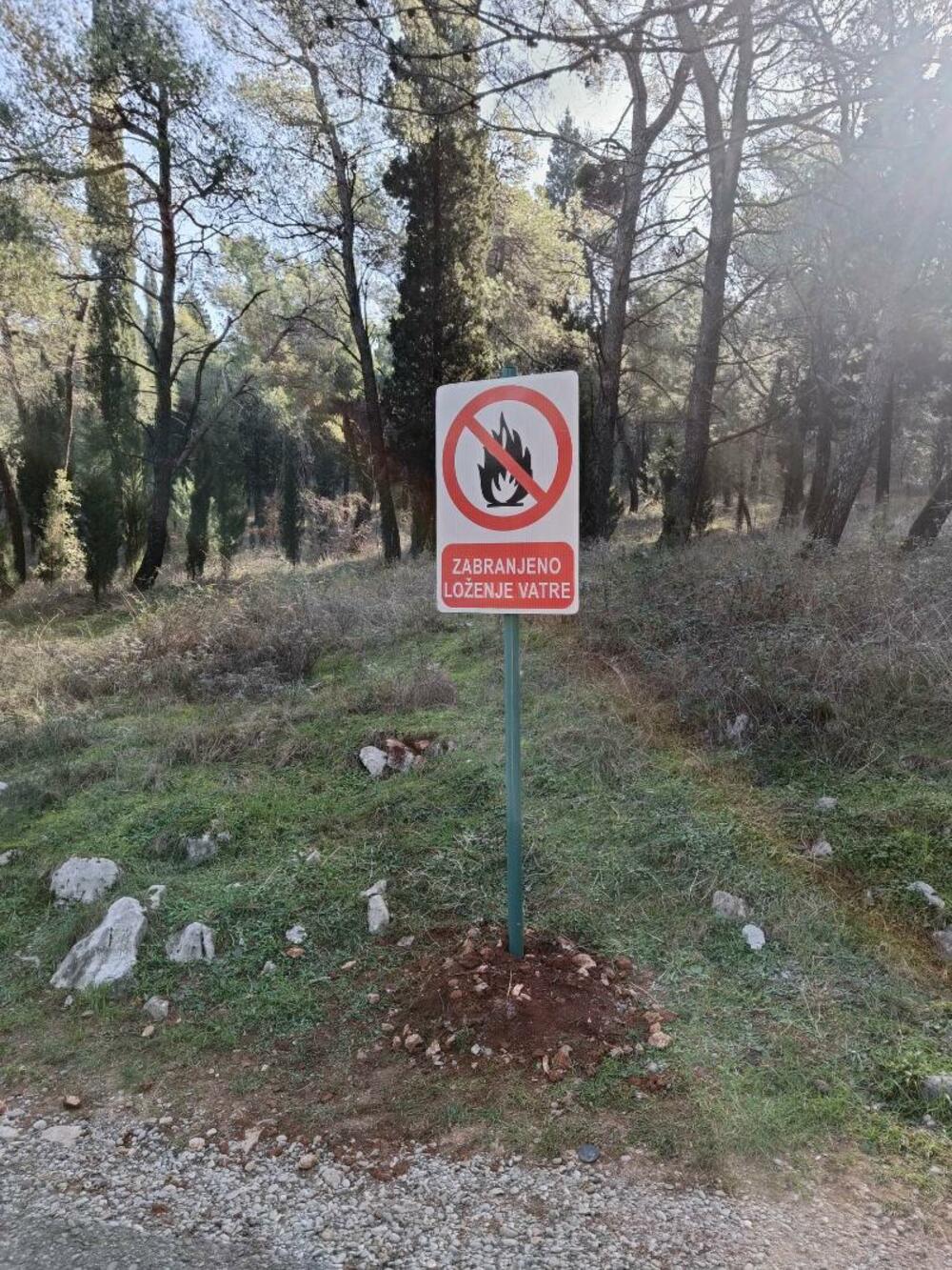 <p>Informativne table na Brajevom pismu postavljene su na oba ulaza u park šumu Gorica – kapija na ulazu u park šumu iz pravca centra i iz pravca Zagoriča</p>