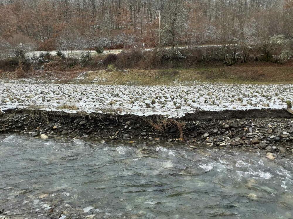 Voda odnijela njivu u Prijelozima