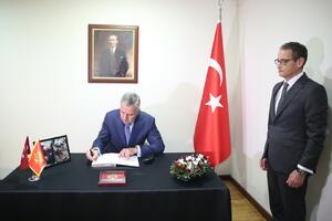 Đukanović se upisao u Knjigu žalosti u Ambasadi Turske
