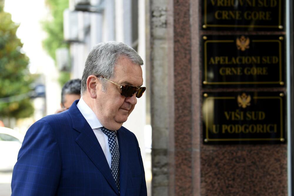 Miomir Mugoša ispred podgoričkog Višeg suda, Foto: BORIS PEJOVIC