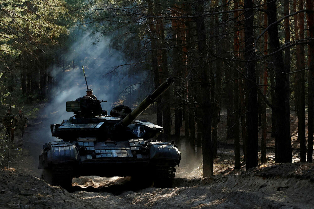 Ukrajinski vojnici na zarobljenom ruskom tenku u Harkovskoj oblasti