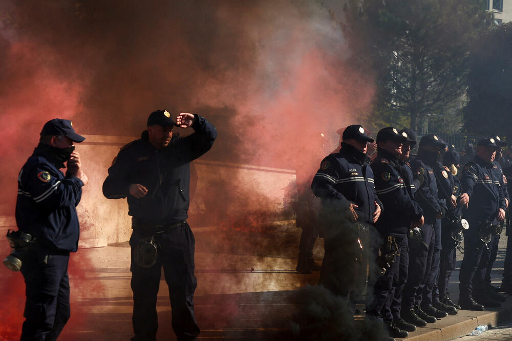 <p>"Došlo je vrijeme da ova revolucija izvuče korumpirani novac i pretvori ga u veće plate i penzije", rekao je Beriša. Učesnici protesta bacili su dimne bombe na glavni ulaz u zgradu vlade, gdje su policajci napravili barikade kako bi ih spriječili da uđu</p>