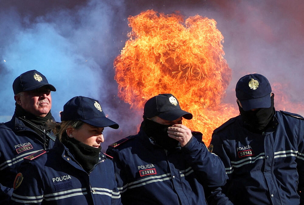 <p>"Došlo je vrijeme da ova revolucija izvuče korumpirani novac i pretvori ga u veće plate i penzije", rekao je Beriša. Učesnici protesta bacili su dimne bombe na glavni ulaz u zgradu vlade, gdje su policajci napravili barikade kako bi ih spriječili da uđu</p>