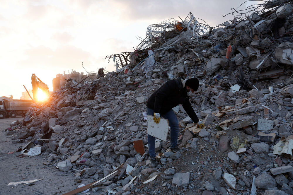 Uništena zgrada u Iskenderunu, Foto: Reuters