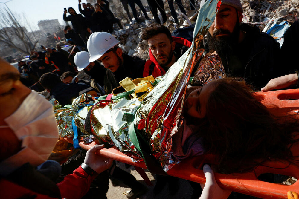 Spasioci nose Aišu, petogodišnju sirijsku djevojčicu, koja je preživjela smrtonosni zemljotres u Kahramanmarašu (Turska), Foto: Reuters