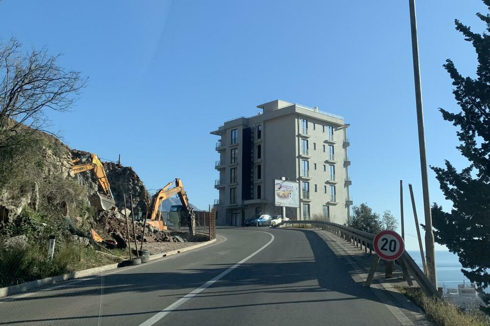 Građevina na oštroj krivini magistralnog puta, Foto: Vuk Lajović