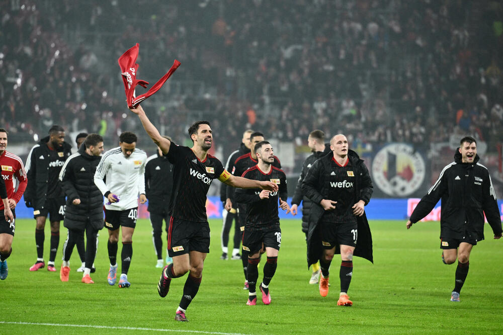 Kedira sa saigračima na utakmici sa Lajpcigom, Foto: Reuters