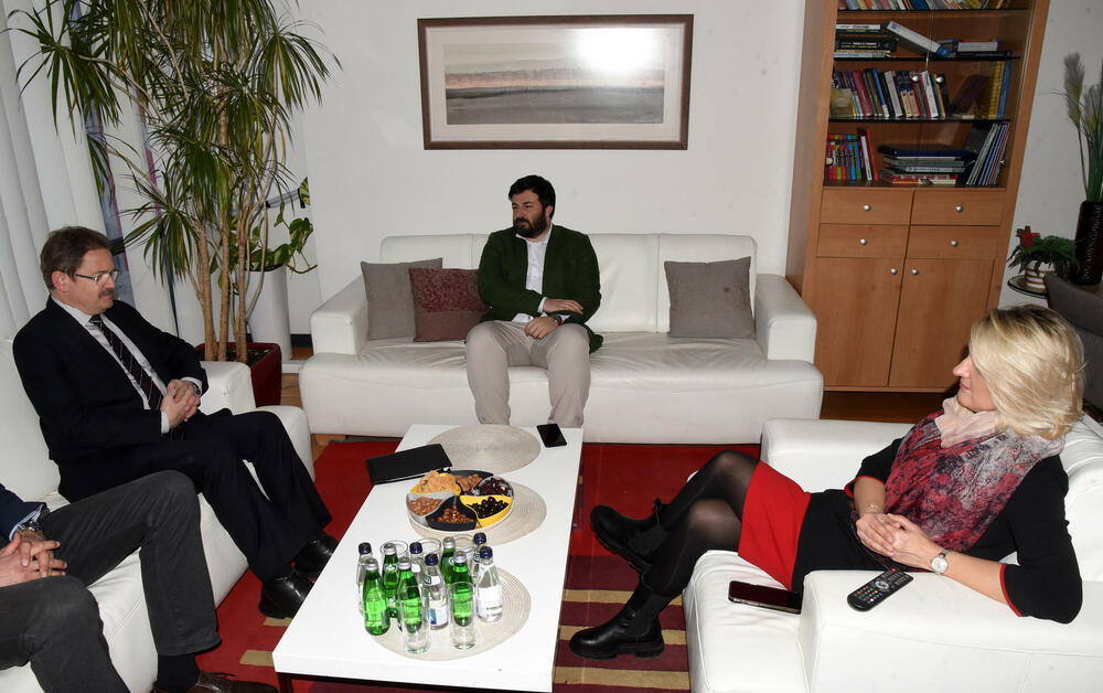 <p>Naročito zbog nastupajućih izbornih kampanja i ciljanih kampanja dezinformacija, Felten je naglasio važnost uloge i odgovornosti nezavisnih i profesionalnih medija</p>