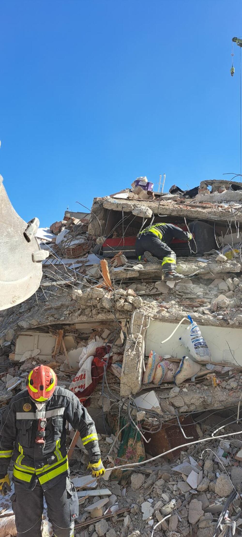 <p>"Nažalost, sve su manje nade da ima živih. Naše ekipe su dobro i zdravo i na visini zadatka", kazao je komandir nikšićke Službe i zaštite i spašavanja</p>