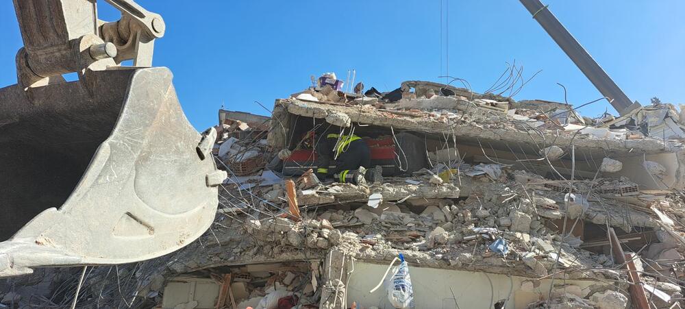 <p>"Nažalost, sve su manje nade da ima živih. Naše ekipe su dobro i zdravo i na visini zadatka", kazao je komandir nikšićke Službe i zaštite i spašavanja</p>
