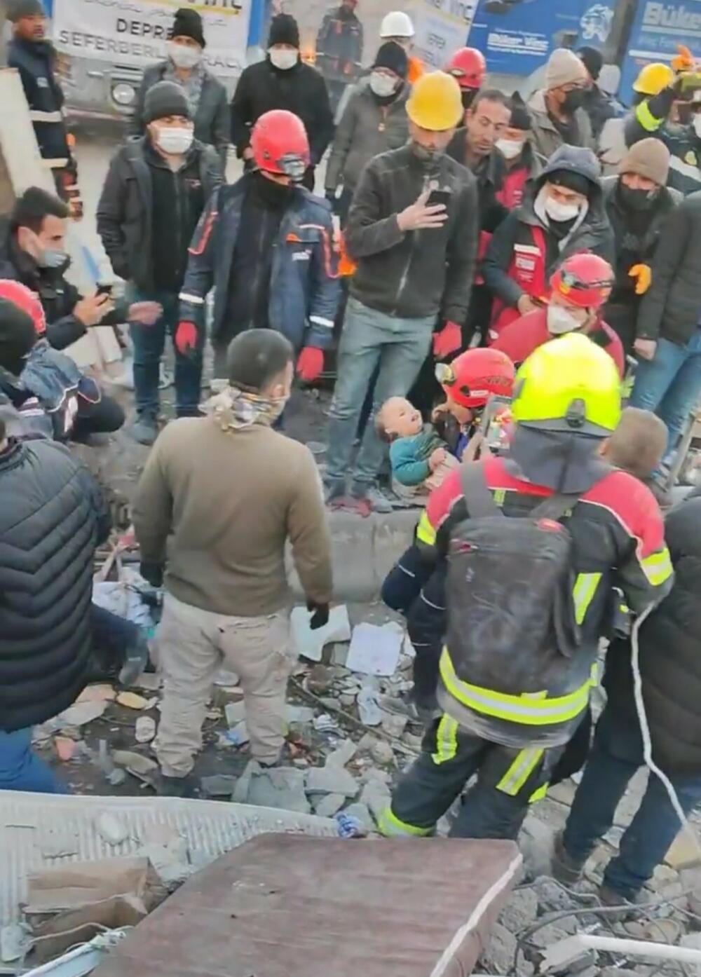 <p>"Nažalost, sve su manje nade da ima živih. Naše ekipe su dobro i zdravo i na visini zadatka", kazao je komandir nikšićke Službe i zaštite i spašavanja</p>