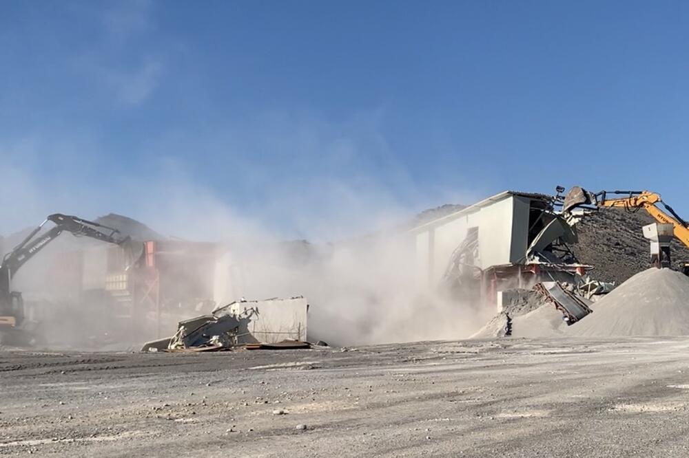 Rušenje postrojenja Montenegro petrola juče, Foto: Jelena Jovanović
