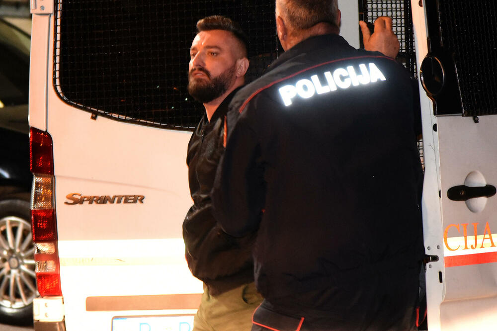 Policajca Ljekočevića dovode na saslušanje, Foto: Luka Zekovic