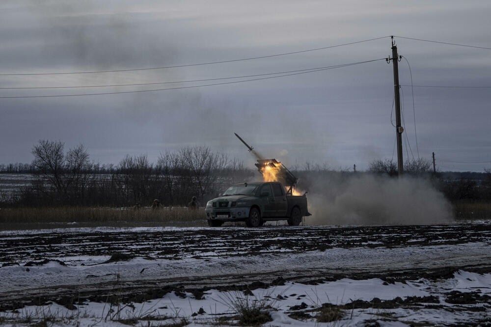 Ukrajinski vojnici otvaraju vatru na ruske položaje u Donjeckoj oblasti, Foto: Beta/AP